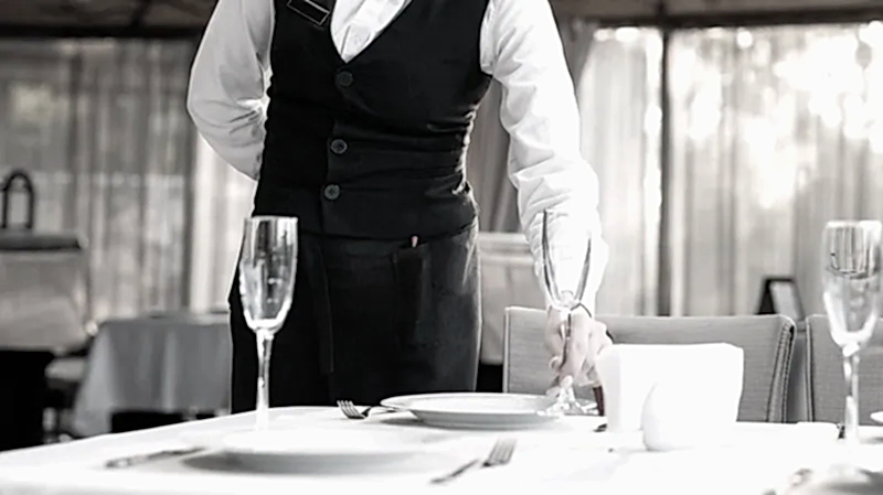 А вы ЗНАЕТЕ ПОЧЕМУ официант держит руку за спиной? А вы ЗНАЕТЕ ПОЧЕМУ официант держит руку за спиной?