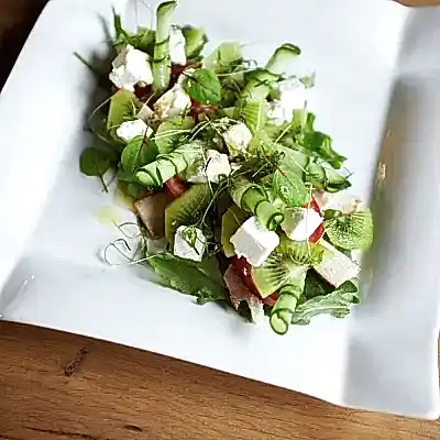 Салат с курицей, киви, свежими овощами, рассольным сыром, зеленью Салат с курицей, киви, свежими овощами, рассольным сыром, зеленью