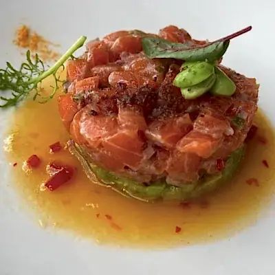 Тар тар из форели с пюре из авокадо и бобов эдамаме Тар тар из форели с пюре из авокадо и бобов эдамаме