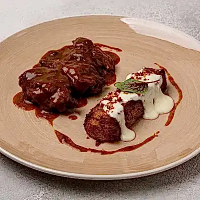 Томленая говяжья голень с хрустящим картофелем Томленая говяжья голень с хрустящим картофелем