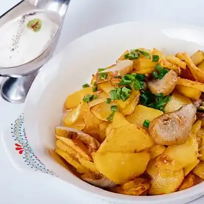 Картофель жареный с белыми грибами, деревенской сметаной Картофель жареный с белыми грибами, деревенской сметаной