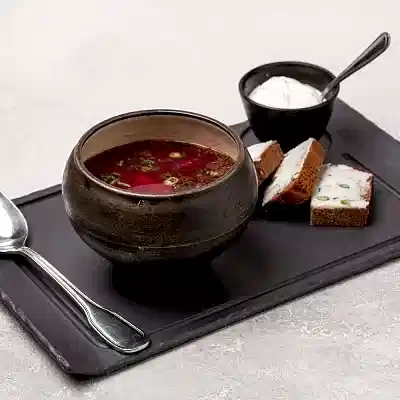 Борщ с говядиной, крученым салом и бородинским хлебом