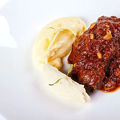 Щечки говяжьи с пюре из сельдерея и картофеля