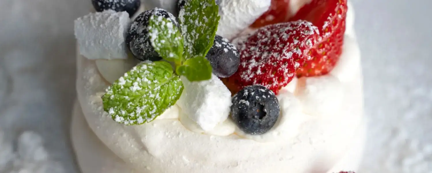 Хотите узнать интересную историю десерта «Павлова»? Хотите узнать интересную историю десерта «Павлова»?