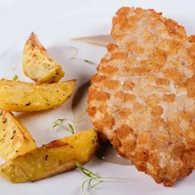 Котлета Пожарская с картофелем по-деревенски и грибным соусом Котлета Пожарская с картофелем по-деревенски и грибным соусом