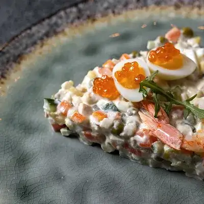 Оливье с копченым цыпленком, креветкой, красной икрой Оливье с копченым цыпленком, креветкой, красной икрой