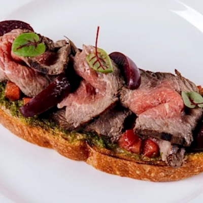 Теплый хрустящий хлеб с ростбифом Теплый хрустящий хлеб с ростбифом