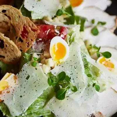 Салат Цезарь с копченым цыпленком Салат Цезарь с копченым цыпленком