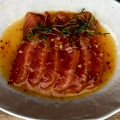 Лосось слабой соли с соусом на основе цитрусов и манго Лосось слабой соли с соусом на основе цитрусов и манго