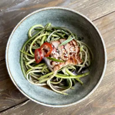 Салат с жареным угрем